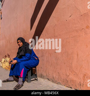 Femme musulmane dans des souks de Marrakech, Maroc Banque D'Images