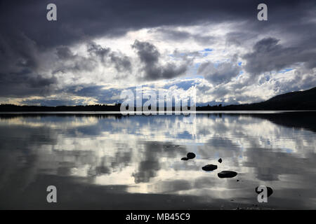 Réflexions du soir sur le lac de Menteith, Perthshire, Écosse, Royaume-Uni. Banque D'Images