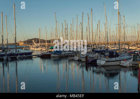 Voiliers, Port, beau coucher de soleil Soir, Howth, Dublin, Irlande Banque D'Images