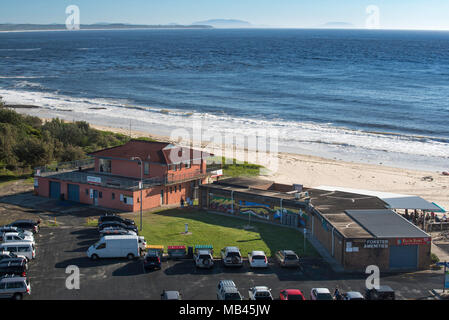 Forster, Main Beach Surf Club et parking et le littoral qui s'étend vers le nord (gauche) à tête noire, NSW, Australie Banque D'Images