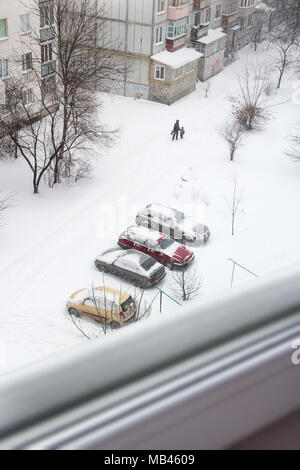 Voitures garées dans la ville couverte de neige. Mauvais temps hivernal. Tempête de neige en ville. Concept météo. Blizzard en ville. Voitures piégées dans la neige. Grosse neige. Voir Banque D'Images