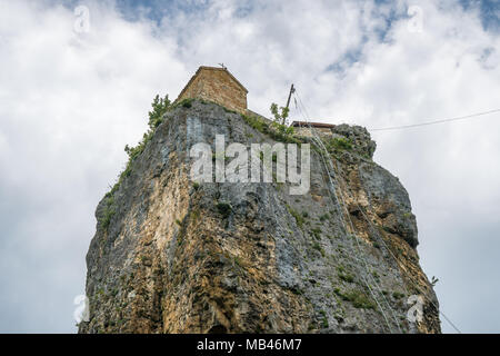 Katskhi pilier. Repères géorgienne. Monastère d'homme près du village de Katskhi. L'église orthodoxe et l'abbé cellule sur une falaise rocheuse. Imereti, Geo Banque D'Images