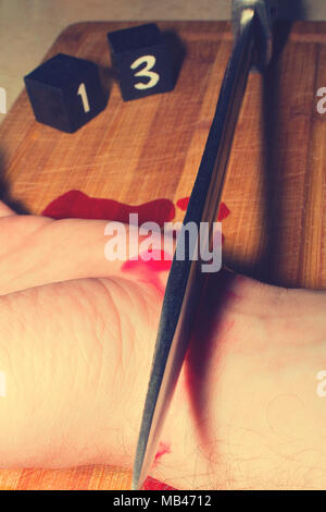 Vendredi 13. Un maniaque, un cannibal en cuisine, coupe le corps avec un couteau. Banque D'Images