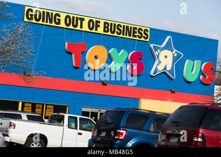 Frederick, Maryland, USA. 5ème apr 2018. Un logo affiche à l'extérieur d'un Toys "R" Us store de Frederick, Maryland, avec 'Fermeture de l'entreprise de signalisation' le 5 avril 2018. Le jouet, qui a lutté dans le cadre d'une lourde dette, a annoncé son plan de faillite et de liquider l'ensemble de ses magasins en mars. Credit : Kristoffer Tripplaar/Alamy Live News Banque D'Images