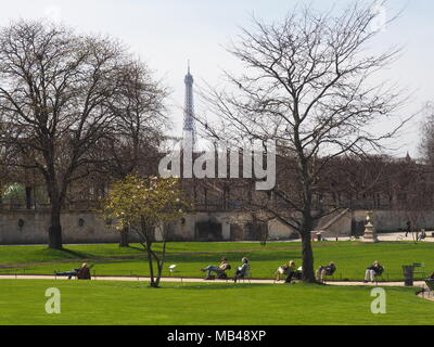 06 avril 2018, France, Paris : Les visiteurs du Jardin des Tuileries. La Tour Eiffel en arrière-plan. Photo : Christian Böhmer/dpa Banque D'Images