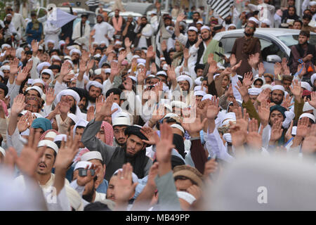 Quetta, Pakistan. 6ème apr 2018. Les partisans du parti Jamiat Ulama religions-e-Islam qui protestaient contre l'OTAN et les forces afghanes attaque aérienne sur l'école islamique (madrasa) à Kunduz en Afghanistan. au moins 100 personnes, la plupart des enfants ont été tués dans l'attaque aérienne. Credit : Din Muhammad/Watanpaal Photos ZMA/Alamy Live News Banque D'Images