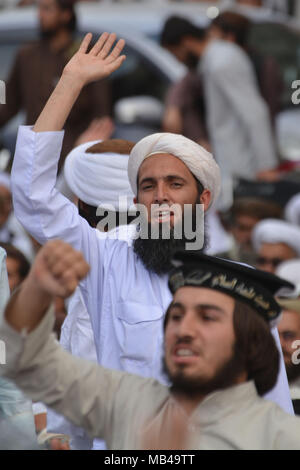 Quetta, Pakistan. 6ème apr 2018. Les partisans du parti Jamiat Ulama religions-e-Islam qui protestaient contre l'OTAN et les forces afghanes attaque aérienne sur l'école islamique (madrasa) à Kunduz en Afghanistan. au moins 100 personnes, la plupart des enfants ont été tués dans l'attaque aérienne. Credit : Din Muhammad/Watanpaal Photos ZMA/Alamy Live News Banque D'Images