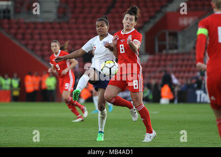 Southampton, UK. 6ème apr 2018. Nikita Parris de l'Angleterre et de galles Angharad James pendant la Coupe du Monde 2019 Groupe admissible 1 match entre l'Angleterre et au Pays de Galles Les femmes Les femmes au St Mary's Stadium le 6 avril 2018 à Southampton, Angleterre. (Photo par Matt Bradshaw/phcimages.com) : PHC Crédit Images/Alamy Live News Banque D'Images