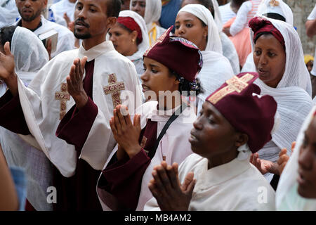 Les pèlerins chrétiens orthodoxes éthiopiens célèbrent le Vendredi Saint de la semaine sainte orthodoxe au monastère Deir El-Sultan situé sur le toit de l'église du Saint-Sépulcre dans la vieille ville est de Jérusalem Israël. Les chrétiens éthiopiens commémorent les événements autour de la crucifixion de Jésus-Christ, menant à sa résurrection à Pâques qui, dans la langue amharique, est appelée Fasika, originaire du mot grec Pascha. Banque D'Images