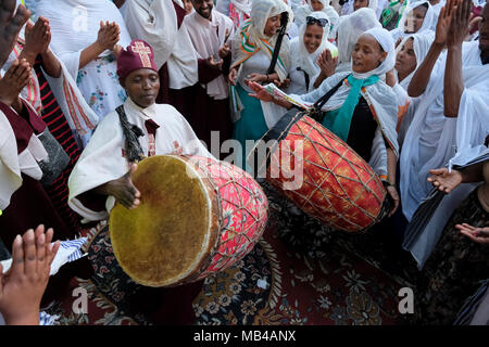 Les pèlerins chrétiens orthodoxes éthiopiens jouent le Kebero un tambour à double tête conique lors de la célébration du Vendredi Saint au monastère Deir El-Sultan situé sur le toit de l'église du Saint-Sépulcre dans la vieille ville Jérusalem-est Israël. Les chrétiens éthiopiens commémorent les événements autour de la crucifixion de Jésus-Christ, menant à sa résurrection à Pâques qui, dans la langue amharique, est appelée Fasika, originaire du mot grec Pascha. Banque D'Images