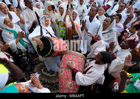 Les pèlerins chrétiens orthodoxes éthiopiens jouent le Kebero un tambour à double tête conique lors de la célébration du Vendredi Saint au monastère Deir El-Sultan situé sur le toit de l'église du Saint-Sépulcre dans la vieille ville Jérusalem-est Israël. Les chrétiens éthiopiens commémorent les événements autour de la crucifixion de Jésus-Christ, menant à sa résurrection à Pâques qui, dans la langue amharique, est appelée Fasika, originaire du mot grec Pascha. Banque D'Images