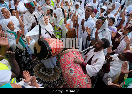 Les pèlerins chrétiens orthodoxes éthiopiens jouent le Kebero un tambour à double tête conique lors de la célébration du Vendredi Saint au monastère Deir El-Sultan situé sur le toit de l'église du Saint-Sépulcre dans la vieille ville Jérusalem-est Israël. Les chrétiens éthiopiens commémorent les événements autour de la crucifixion de Jésus-Christ, menant à sa résurrection à Pâques qui, dans la langue amharique, est appelée Fasika, originaire du mot grec Pascha. Banque D'Images
