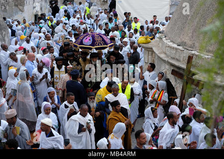 Les pèlerins chrétiens orthodoxes éthiopiens célèbrent le Vendredi Saint de la semaine sainte orthodoxe au monastère Deir El-Sultan situé sur le toit de l'église du Saint-Sépulcre dans la vieille ville est de Jérusalem Israël. Les chrétiens éthiopiens commémorent les événements autour de la crucifixion de Jésus-Christ, menant à sa résurrection à Pâques qui, dans la langue amharique, est appelée Fasika, originaire du mot grec Pascha. Crédit : Eddie Gerald/Alay Live News Banque D'Images