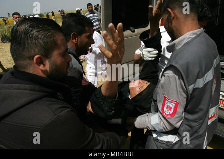 Gaza, la Palestine. 6ème apr 2018. Blessés avaient tendance à lors d'affrontements avec les forces de sécurité israéliennes au cours d'affrontements sur la frontière Gaza-Israel après une protestation, à l'est de Khan Younis, dans le sud de la bande de Gaza, le 6 avril 2018. Des affrontements ont éclaté sur la frontière Gaza-Israel une semaine après des manifestations similaires ont conduit à la violence dans laquelle force israélienne a tué 19 Palestiniens, le jour le plus sanglant depuis 2014 une guerre. Awakening : Crédit Photo Agency/Alamy Live News Banque D'Images
