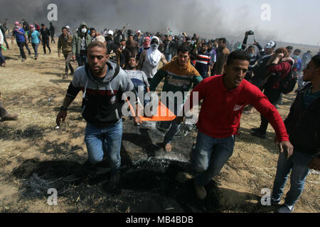 Gaza, la Palestine. 6ème apr 2018. Blessés avaient tendance à lors d'affrontements avec les forces de sécurité israéliennes au cours d'affrontements sur la frontière Gaza-Israel après une protestation, à l'est de Khan Younis, dans le sud de la bande de Gaza, le 6 avril 2018. Des affrontements ont éclaté sur la frontière Gaza-Israel une semaine après des manifestations similaires ont conduit à la violence dans laquelle force israélienne a tué 19 Palestiniens, le jour le plus sanglant depuis 2014 une guerre. Awakening : Crédit Photo Agency/Alamy Live News Banque D'Images