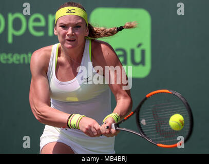 Key Biscayne, Floride, USA. Mar 19, 2018. Tereza Martincova à partir de la République tchèque un revers contre hits Sara Errani en provenance d'Italie au cours d'un tour de qualification à l'Open de Miami 2018 présenté par le tournoi de tennis professionnel Itau, joué au Tennis Center de Crandon Park à Key Biscayne, en Floride, aux États-Unis. Mario Houben/CSM/Alamy Live News Banque D'Images