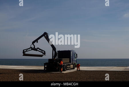 Brighton, UK. 6e avril 2018. Les conseils ouvriers installer sur la plage de Brighton dans l'East Sussex en préparation de la Coupe du monde où le football sera retransmis en direct au public. Les touristes et les habitants peuvent bénéficier du premier match de l'Angleterre Le lundi 18 juin à partir de la plage. La grande surface de l'écran exécuter par Luna Beach Cinema sera également utilisée pour filtrer les blockbusters sur 'la meilleure haute définition écran mené dans le pays." Crédit : Lauren Hurley/Alamy Live News Crédit : Lauren Hurley/Alamy Live News Banque D'Images