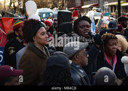 Brooklyn, New York, USA. 5ème apr 2018. La mère de Saheed Vassell (gauche) à l'angle de Crown Heights où son fils a été abattu par des officiers de NYPD le jour avant. Credit : Taidgh Barron/ZUMA/Alamy Fil Live News Banque D'Images