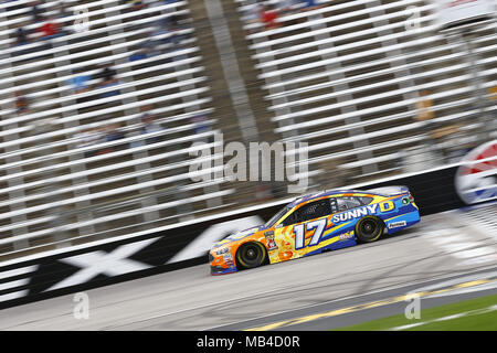 Ft. Worth, Texas, USA. 6ème apr 2018. 06 avril 2018 - Ft. Worth, Texas, USA : Ricky Stenhouse Jr (17) apporte sa voiture de course à l'avant s'étendent au cours de qualification pour les O'Reilly Auto Parts 500 à la Texas Motor Speedway à Ft. Worth, Texas. Crédit : Chris Owens Asp Inc/ASP/ZUMA/Alamy Fil Live News Banque D'Images