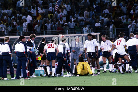 Coupe du Monde FIFA 1990 - Italia (Italie 1990) 4.7.1990, Stadio Delle Alpi, Turin, Italie. Demi-finale de l'Allemagne de l'Ouest v Angleterre. Les joueurs anglais se préparer pour le temps supplémentaire. Au milieu manager Bobby Robson parle à Peter Shilton. Banque D'Images