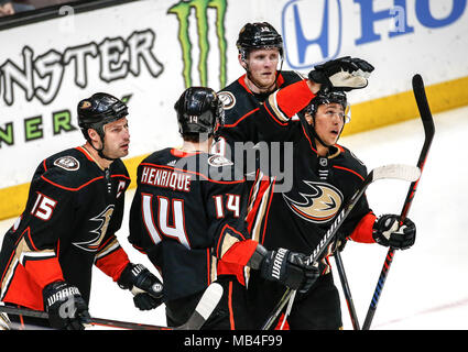 Los Angeles, Californie, USA. 6ème apr 2018. Anaheim Ducks célèbrent leur but contre les Stars de Dallas au cours d'un match de hockey 2017-2018 à Anaheim, Californie, le 6 avril 2018. Les canards a gagné 5-3. Ringo : crédit Chiu/ZUMA/Alamy Fil Live News Banque D'Images