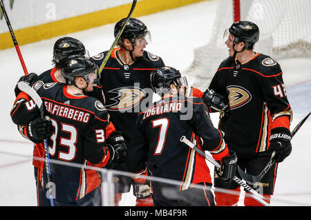 Los Angeles, Californie, USA. 6ème apr 2018. Anaheim Ducks célèbrent leur but contre les Stars de Dallas au cours d'un match de hockey 2017-2018 à Anaheim, Californie, le 6 avril 2018. Les canards a gagné 5-3. Ringo : crédit Chiu/ZUMA/Alamy Fil Live News Banque D'Images