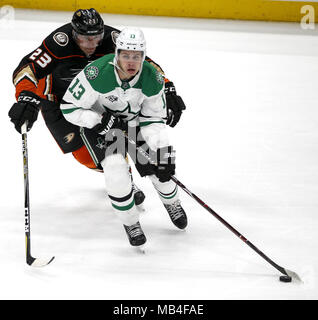 Los Angeles, Californie, USA. 6ème apr 2018. Dallas Stars' de l'avant Mattias Janmark (13) rivalise avec Anaheim Ducks' le défenseur François Beauchemin (23) 2017-2018 au cours d'un match de hockey à Anaheim, Californie, le 6 avril 2018. Les canards a gagné 5-3. Ringo : crédit Chiu/ZUMA/Alamy Fil Live News Banque D'Images