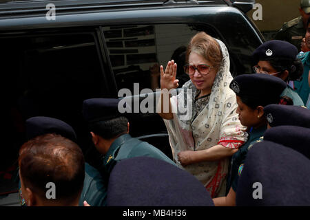 Dhaka, Bangladesh - 07 Avril 2018 : l'ancien Premier Ministre Président BNP Khaleda Zia a retourné à la prison à l'ancienne route de Dacca personnalités assassinées après avoir subi des tests médicaux à l'Université de Médecine Bangabandhu Sheikh Mujib (BSMMU). qui avait été condamné à cinq ans de prison dans le cas de greffe Fiducie orphelinat Zia on fév 8, avait quitté la prison dans un véhicule noir autour de 11 h 15 le samedi. Banque D'Images