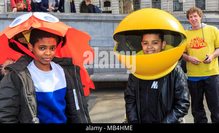 Trafalgar Square, Londres, 7 avril 2018. Deux garçons aiment jouer dans la 'réalité' de jeux vidéo. Trafalgar Square est transformé en une journée de festival des jeux uniquement sur l'e-sport, des jeux, des ateliers et des jeux de réalité augmentée - dans le cadre de la London Games Festival tournant Avril 5-15ème avec une variété d'événements. Credit : Imageplotter News et Sports/Alamy Live News Banque D'Images