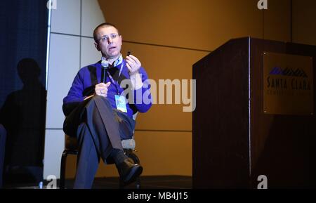 La Silicon Valley, USA. 6ème apr 2018. Gerhard Eschelbeck, Google's vice-président de la sécurité et de la protection de l'ingénierie, traite de la 2018 Global Smart City Summit (G50) à Santa Clara, dans la Silicon Valley, aux États-Unis, le 6 avril 2018. L'événement de trois jours vise à introduire les innovations industrielles à faible teneur en carbone pour produire une chaîne de services intelligents pour la ville intelligente de l'industrie et stimuler l'innovation en matière de développement urbain. Credit : Wu Xiaoling/Xinhua/Alamy Live News Banque D'Images