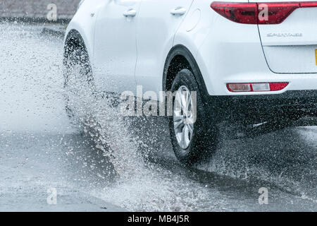 Des pluies torrentielles dans la région de Southport, Merseyside. Météo britannique. 7 avril 2018. Météo britannique. Les averses d'avril tombent entraînant des inondations localisées à construire le long de la principale route côtière entre Southport et Liverpool. Les voitures et cars éclaboussé leur chemin à travers les énormes flaques que les files d'attente de trafic construit derrière. Credit : Cernan Elias/Alamy Live News Banque D'Images