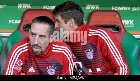 Augsburg, Allemagne. 7 avril 2018. Soccer : Bundesliga, FC Augsburg vs FC Bayern Munich, dans l'Arène WWK. Le Bayern Munich Franck Ribery (L) et Thomas Mueller assis sur le banc. Photo : Stefan Udry/DPA - AVIS IMPORTANT : En raison de la Ligue allemande de football (DFL)·s règlement d'accréditation, la publication et la redistribution en ligne et dans les médias en ligne est limité pendant le match à 15 images par match : dpa Crédit photo alliance/Alamy Live News Crédit : afp photo alliance/Alamy Live News Crédit : afp photo alliance/Alamy Live News Crédit : afp photo alliance/Alamy Live News Credit : dp Banque D'Images