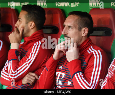 Augsburg, Allemagne. 7 avril 2018. Soccer : Bundesliga, FC Augsburg vs FC Bayern Munich, dans l'Arène WWK. Le Bayern de Munich, Thiago Alcantara (de gauche à droite) et Franck Ribery assis sur le banc. Photo : Sven Hoppe/DPA - AVIS IMPORTANT : En raison de la Ligue allemande de football (DFL)·s règlement d'accréditation, la publication et la redistribution en ligne et dans les médias en ligne est limité pendant le match à 15 images par match : dpa Crédit photo alliance/Alamy Live News Crédit : afp photo alliance/Alamy Live News Crédit : afp photo alliance/Alamy Live News Crédit : afp photo alliance/Alamy Live News Banque D'Images