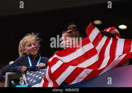 Hong Kong, Chine. Apr 7, 2018. Les jeunes filles américaines sont venus montrer leur soutien à l'équipe de rugby américain à HK SEVENS. Apr 7, 2018 Hong Kong.ZUMA/Liau Chung Ren : Crédit Liau Chung Ren/ZUMA/Alamy Fil Live News Banque D'Images