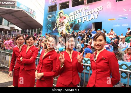 Hong Kong, Chine. Apr 7, 2018. Cathay Pacific flight attendants pose devant l'appareil photo à HSBC/CATHAY PACIFIC HONG KONG SEVENS Rugby 2018. Apr 7, 2018 Hong Kong.ZUMA/Liau Chung Ren : Crédit Liau Chung Ren/ZUMA/Alamy Fil Live News Banque D'Images