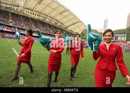 Hong Kong, Chine. Apr 7, 2018. Cathay Pacific flight attendants béquille sur la pelouse à l'HSBC/CATHAY PACIFIC HONG KONG SEVENS Rugby 2018. Apr 7, 2018 Hong Kong.ZUMA/Liau Chung Ren : Crédit Liau Chung Ren/ZUMA/Alamy Fil Live News Banque D'Images