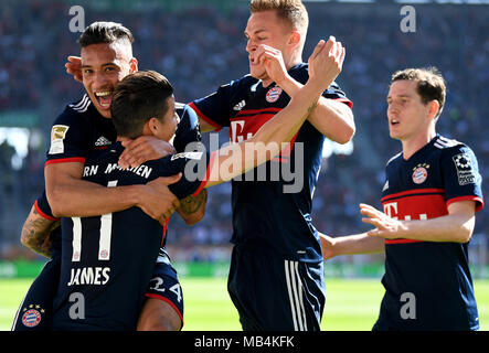 Augsburg, Allemagne. 7 avril 2018. Soccer : Bundesliga, FC Augsburg vs FC Bayern Munich, dans l'Arène WWK. Corentin Tolisso de Munich (L-R) célèbre avec coéquipiers James Rodriguez, Joshua Kimmich et Sebastian Rudy l'objectif qu'il a fait 1:1. Photo : Sven Hoppe/dpa dpa : Crédit photo alliance/Alamy Live News Banque D'Images