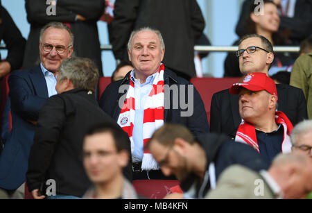 Augsburg, Allemagne. 7 avril 2018. Soccer : Bundesliga, FC Augsburg vs FC Bayern Munich, dans l'Arène WWK. Président de Munich Karl-Heinz Rummenigge (L), le président Uli Hoeness (C) et vice-président du Jans-Christian Dreesen (R) dans les stands. Photo : Andreas Gebert/dpa dpa : Crédit photo alliance/Alamy Live News Banque D'Images