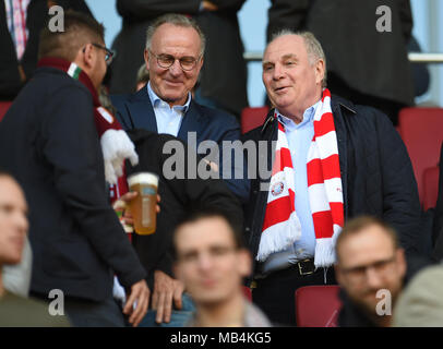 Augsburg, Allemagne. 7 avril 2018. Soccer : Bundesliga, FC Augsburg vs FC Bayern Munich, dans l'Arène WWK. Président de Munich Karl-Heinz Rummenigge (L) et le président Uli Hoeness assis dans les tribunes. Photo : Andreas Gebert/dpa dpa : Crédit photo alliance/Alamy Live News Banque D'Images