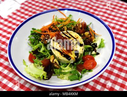 Barcelone. 6ème apr 2018. Photo prise le 6 avril 2018 montre un plat de nourriture à pouvez Culleretes Restaurant de Barcelone, Espagne. Première fondée en l'année 1786, pouvez Culleretes Restaurant est la plus antique restaurant en Espagne, célèbre ville touristique de Barcelone. Il sert une cuisine traditionnelle catalane, exploité par trois générations de la même famille au cours des six dernières décennies. Credit : Guo Qiuda/Xinhua/Alamy Live News Banque D'Images