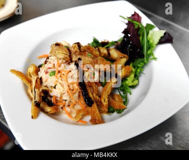Barcelone. 6ème apr 2018. Photo prise le 6 avril 2018 montre un plat de nourriture à pouvez Culleretes Restaurant de Barcelone, Espagne. Première fondée en l'année 1786, pouvez Culleretes Restaurant est la plus antique restaurant en Espagne, célèbre ville touristique de Barcelone. Il sert une cuisine traditionnelle catalane, exploité par trois générations de la même famille au cours des six dernières décennies. Credit : Guo Qiuda/Xinhua/Alamy Live News Banque D'Images