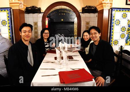 Barcelone, Espagne. 6ème apr 2018. Tourisme sud-coréen Park Jinwoo R(1er) pose pour une photo avec sa famille à pouvez Culleretes Restaurant de Barcelone, Espagne, le 6 avril 2018. Première fondée en l'année 1786, pouvez Culleretes Restaurant est la plus antique restaurant en Espagne, célèbre ville touristique de Barcelone. Il sert une cuisine traditionnelle catalane, exploité par trois générations de la même famille au cours des six dernières décennies. Credit : Guo Qiuda/Xinhua/Alamy Live News Banque D'Images