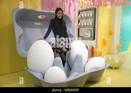 New York, États-Unis. 7 avril 2018. Un visiteur se tenant dans une installation pendant un aperçu dans la 'Egg house'. Œuf frit sucettes, un carton d'oeufs pour les câlins et un livre blanc et jaune, piscine à balles : un oeuf musée a ouvert ses portes à New York le 07 avril. L 'Egg House' dans le Lower East Side de Manhattan propose des installations tout sur les oeufs dans deux histoires. Photo : Christina Horsten/dpa dpa : Crédit photo alliance/Alamy Live News Banque D'Images