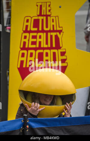 Londres, Royaume-Uni. 7 avril 2018. Les gens aiment jouer à Pacman dans la réalité l'arcade de jeux dans le cadre du Festival des Jeux de Londres à Trafalgar Square. L'événement est soutenu par le maire de Londres. Crédit : Guy Bell/Alamy Live News Banque D'Images