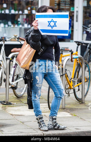 Bristol, Royaume-Uni. 7 avril 2018. Un partisan pro-Israël qui nous tend un drapeau, plusieurs centaines de manifestants ont défilé dans le centre-ville de Bristol à l'appui des Palestiniens à Gaza. Les militants a demandé à Israël de cesser de tuer les Palestiniens et a encouragé les gens à boycotter les produits israéliens. Bristol, Royaume-Uni. 7 avril 2018. Credit : Redorbital Photography/Alamy Live News Banque D'Images