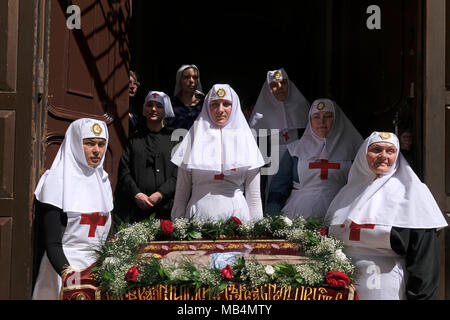 Jérusalem, Israël 6 avril 2018 : les religieuses orthodoxes russes se tiennent avec l'icône de Jésus-Christ à la porte de l'église Saint Alexandre Nevsky dans le quartier chrétien pendant le Vendredi Saint orthodoxe de la semaine sainte dans la vieille ville Jérusalem-est Israël. Les chrétiens orthodoxes du monde entier commémorent les événements autour de la crucifixion de Jésus-Christ, menant à sa résurrection à Pâques. Crédit : Eddie Gerald/Alay Live News Banque D'Images