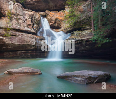 Cedar Falls situé dans le parc d'État de Hocking Hills. Banque D'Images