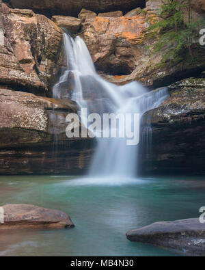 Cedar Falls situé dans le parc d'État de Hocking Hills. Banque D'Images