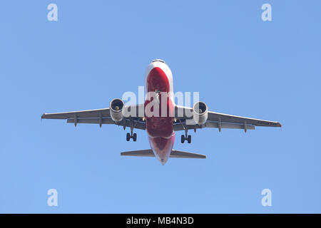 ISTANBUL, TURQUIE - janvier 06, 2018 AtlasGlobal : Airbus A319-112 (CN 1124) l'atterrissage à l'aéroport Ataturk d'Istanbul. AtlasGlobal est une compagnie turque avec Banque D'Images