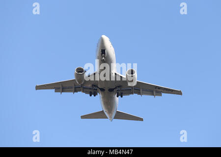 ISTANBUL, TURQUIE - janvier 07, 2018 : Belavia Airlines Boeing 737-5Q8 (CN 27634) débarquement à l'aéroport Ataturk d'Istanbul. La compagnie est la compagnie nationale d'être Banque D'Images